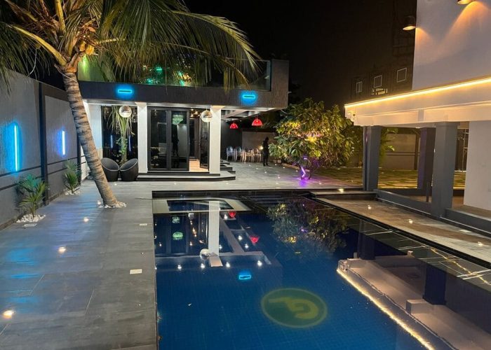 General's Lounge pool